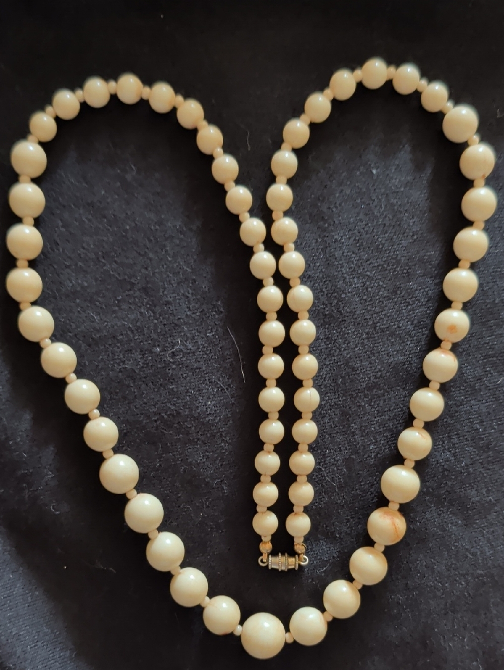 Retro Cream Color Beaded Necklace In Tapered Pattern With Screw Clasp